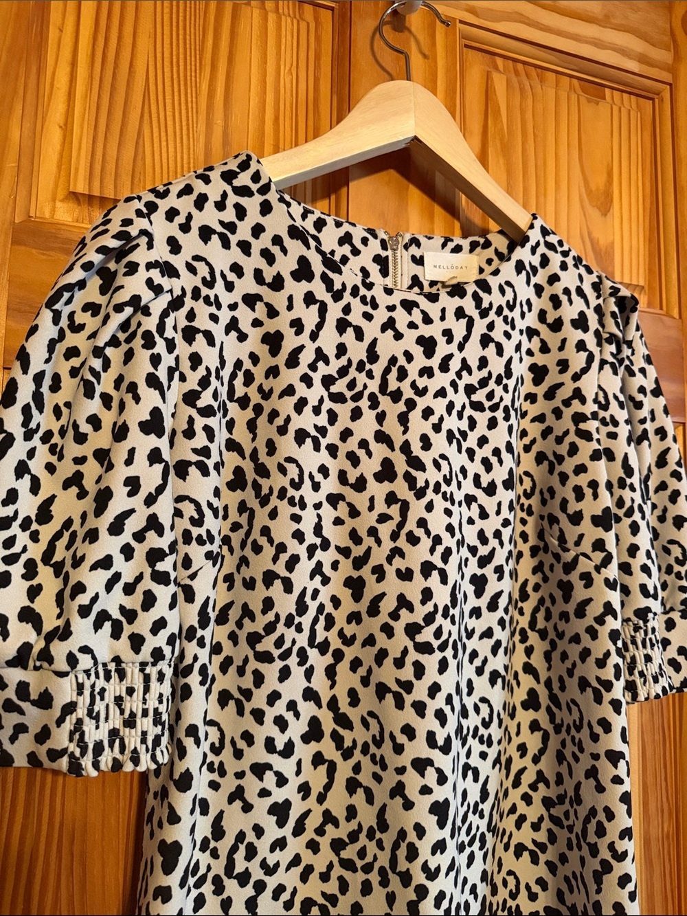 MELLODAY Black and White Leopard Puff Sleeve Blouse - Picture 3 of 11